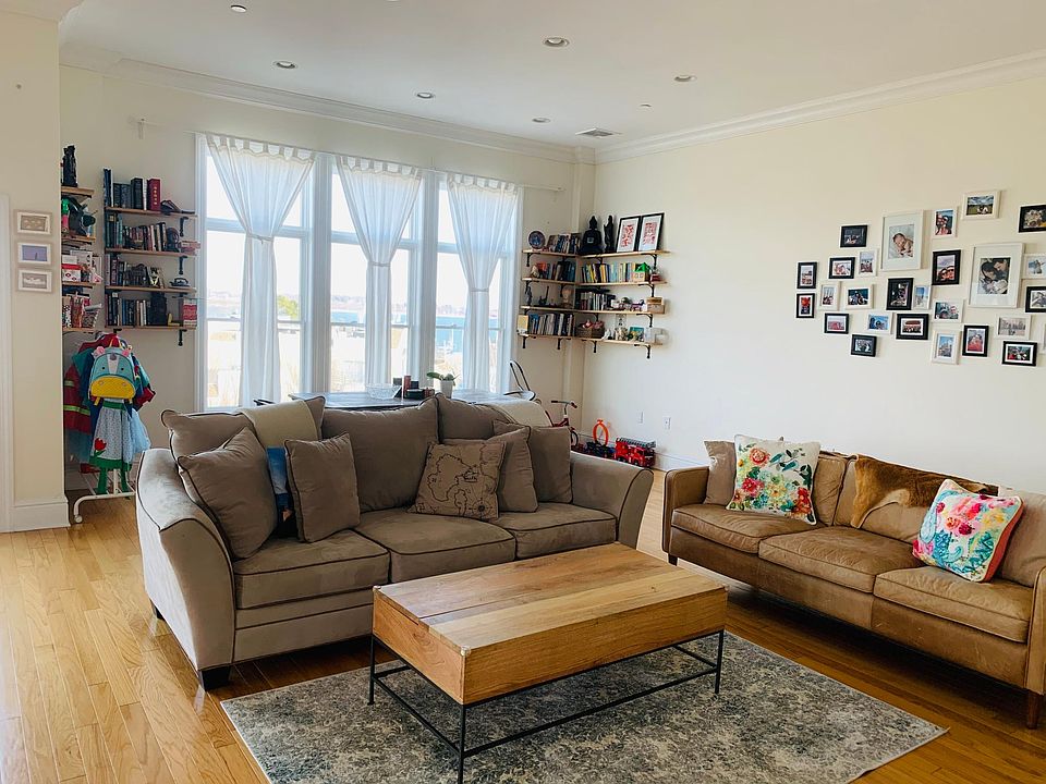 Open floor plan. Bright and spacious living space