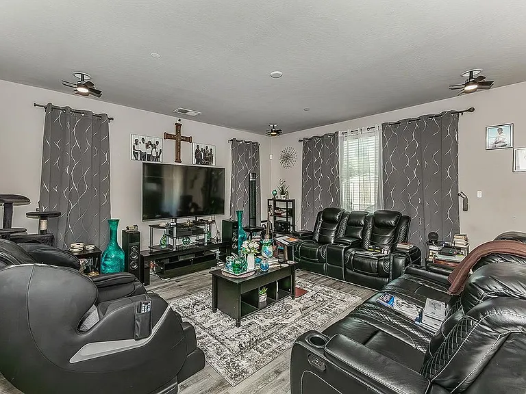 3549 Taylor Ln — Photo 3