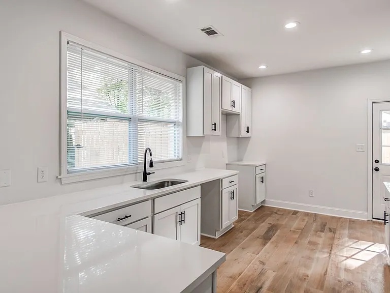 1825 Young Ave — Photo 9