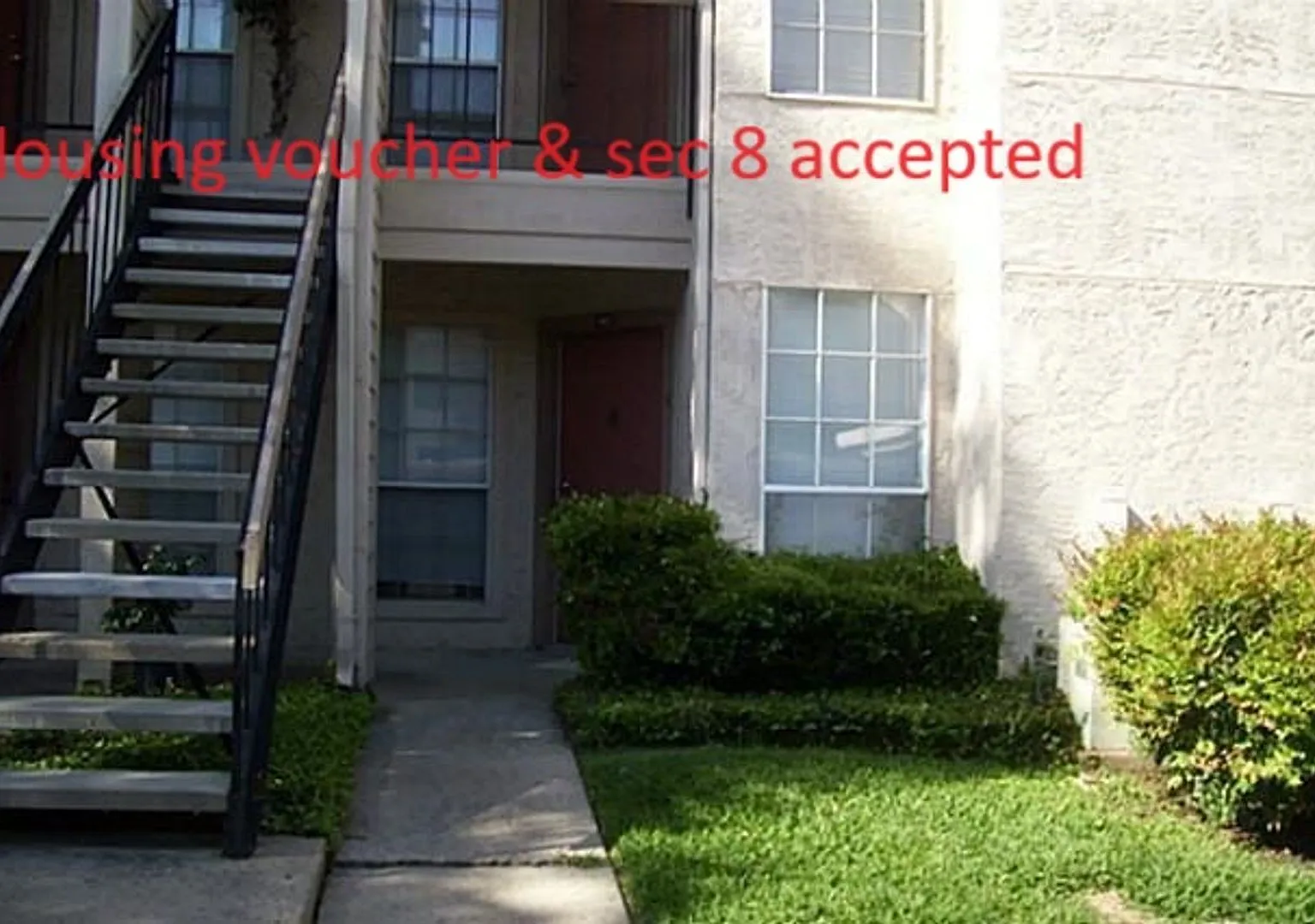 Cozy 1 Bed and 1 Bath (Ground Floor) Condo Features. Full-size Washer and Dryer connections. — Photo 1
