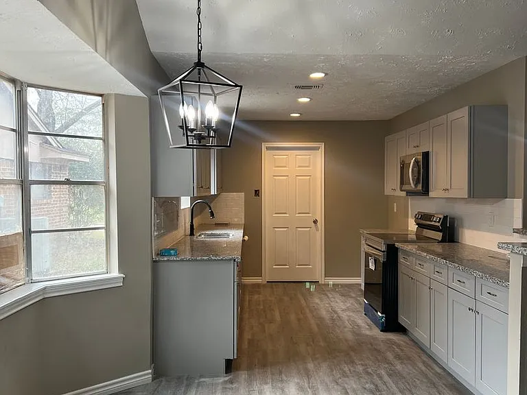 2410 Rolling Glen Dr — Photo 4