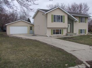1613 Rose Ln, Storm Lake, IA 50588