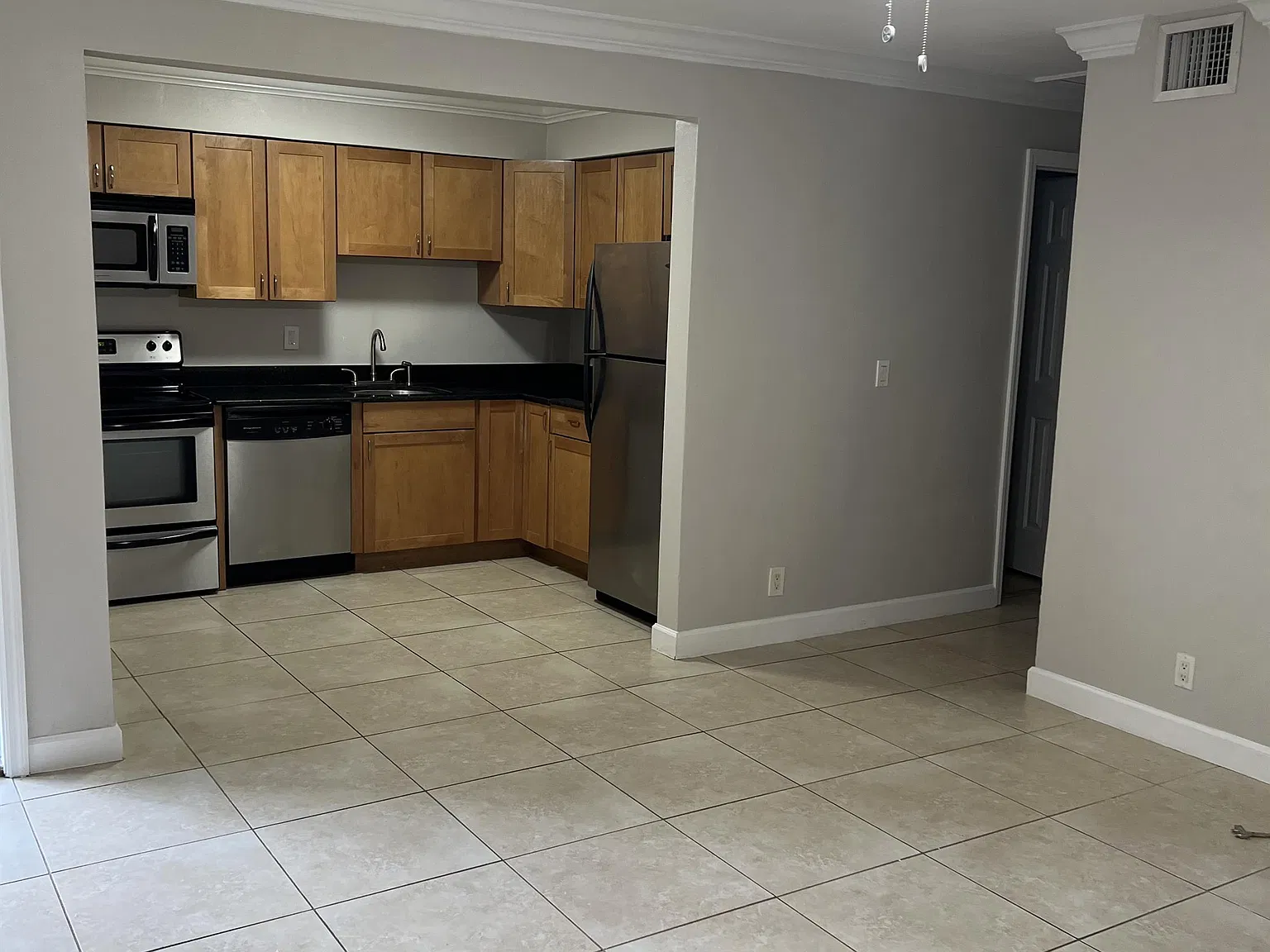 1110 Ne 16th Place - 3 — Photo 2