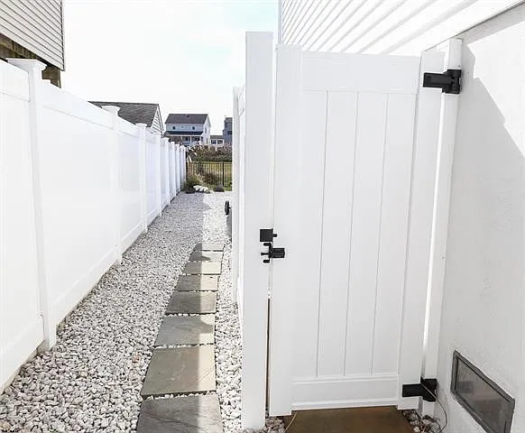 136 Lincoln Dr — Photo 30