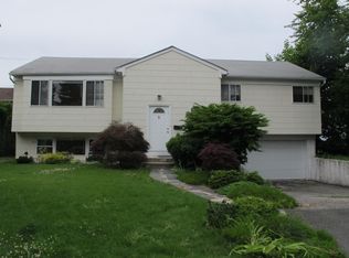 5 Elm St, Great Neck, NY 11021