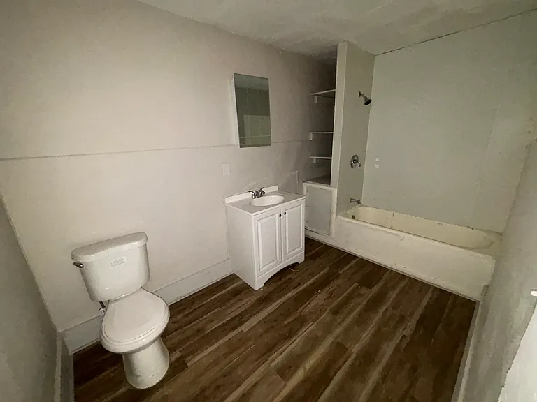 14 E 6th Ave #3 — Photo 3