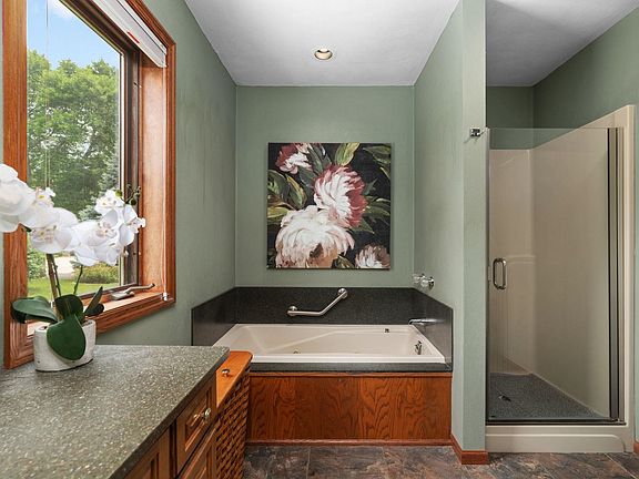 5th image of 22 Stacy Ln