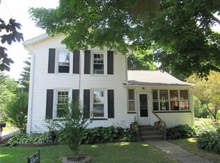 71 Summit St, Le Roy, NY 14482