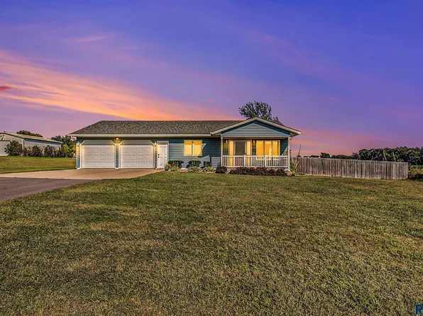 906 4th St, Baltic, SD 57003