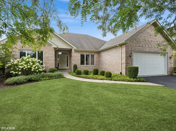 9209 Loch Glen Dr, Crystal Lake, IL 60014