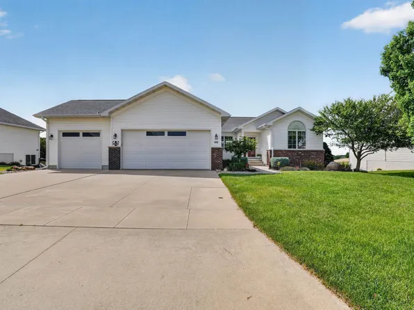 108 Eagle Ridge Dr, Waverly, IA 50677