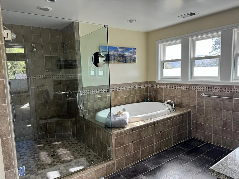 Main Ensuite Bathroom