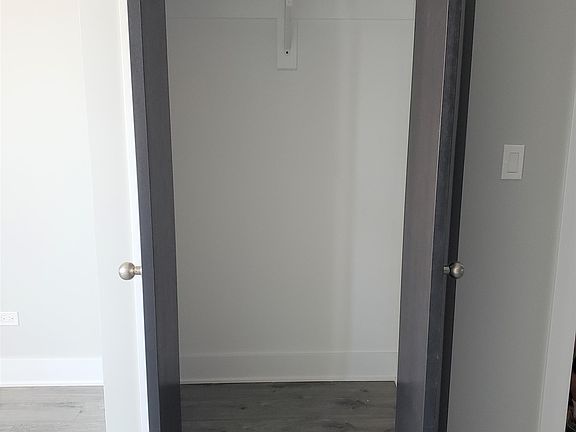 5th image of 4069 N Kenmore Ave #301