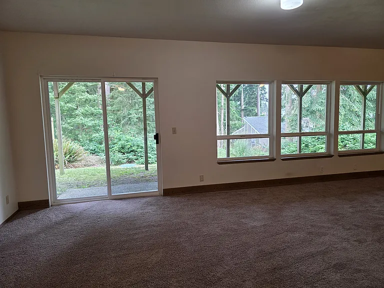 384 Selkirk Dr — Photo 37