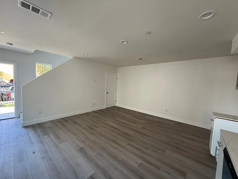 1150 W 38th St — Photo 34