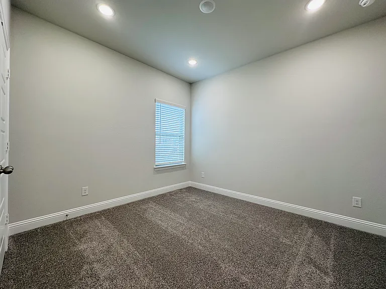 7017 Sunset Blvd — Photo 32