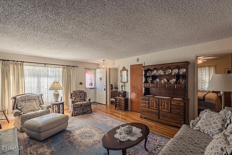 5th image of 32 W 12th Avenue