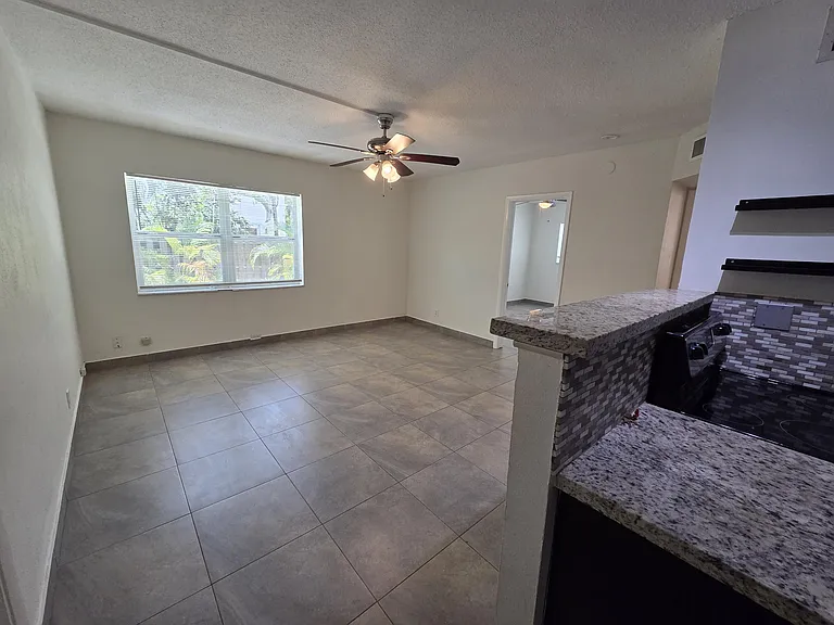 720 NE 2nd St #2 — Photo 1