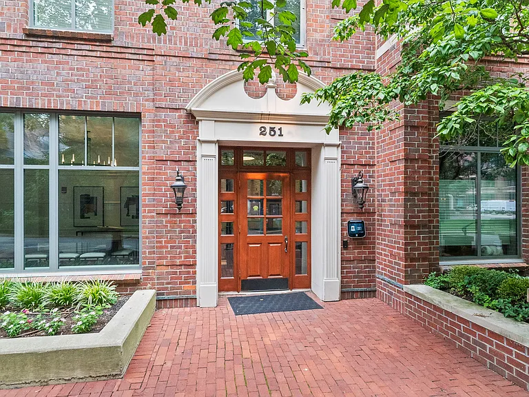 251 Daniel Burnham Sq #701 — Photo 33