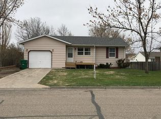 6 Santee Rd, Bismarck, ND 58504