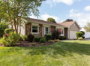 935 Pioneer Ct, Roselle, IL 60172