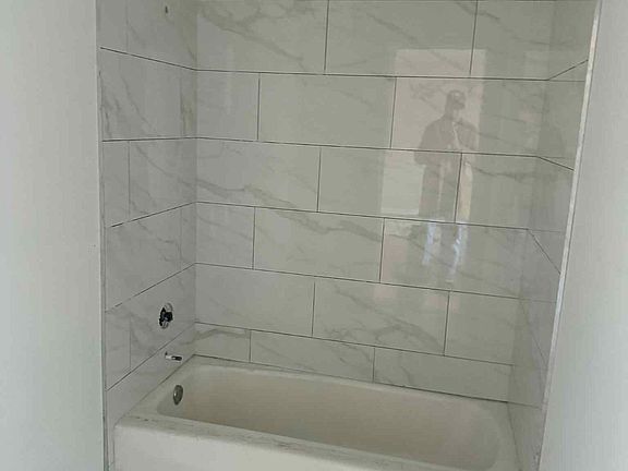5th image of 5917 N Kenmore Ave APT 429