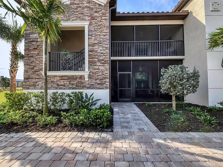 5634 Palmer Cir #201 — Photo 1