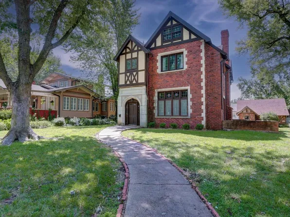 1103 E 9th Ave, Winfield, KS 67156