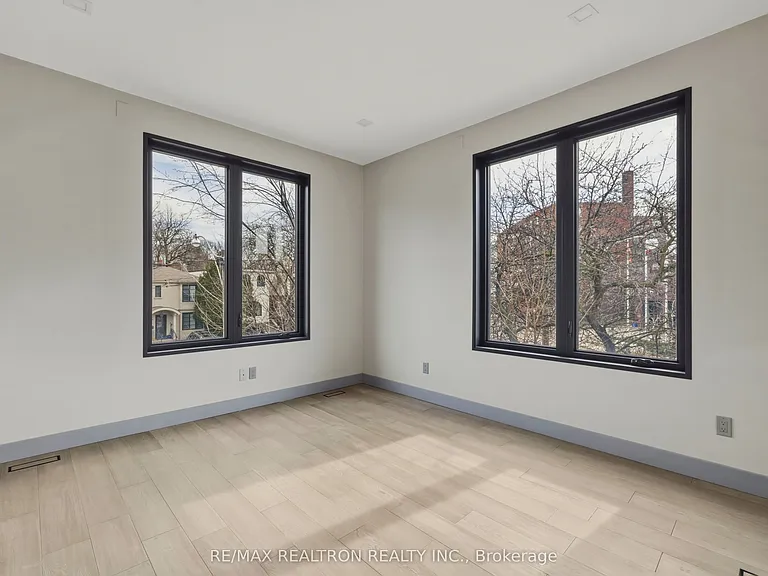 1002 Spadina Rd — Photo 30