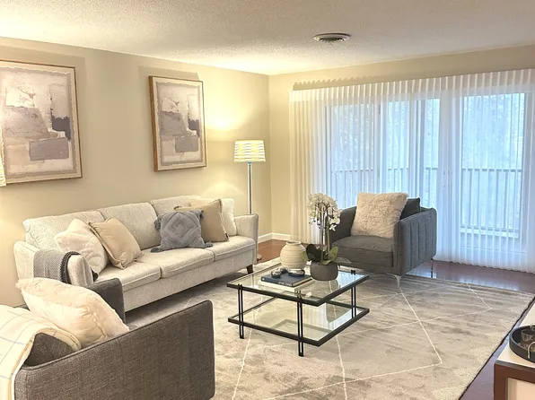 9 Bartemus Trl APT 301, Nashua, NH 03063