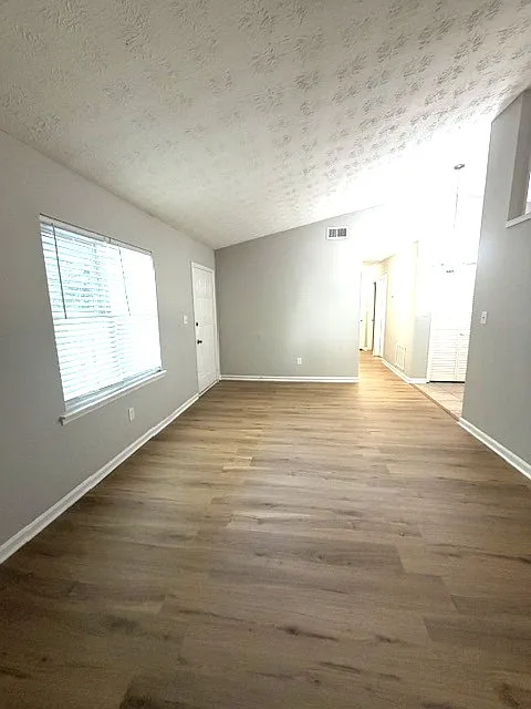 4 bed, 1375 sqft, $1,595 — Photo 2