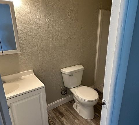 4th image of 221 Cedar Ave S