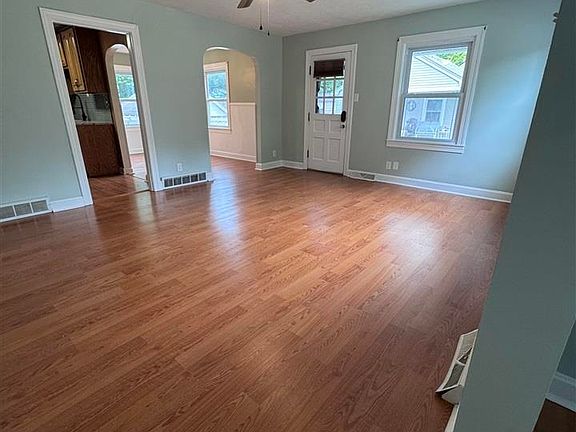 3rd image of 625 N Main St