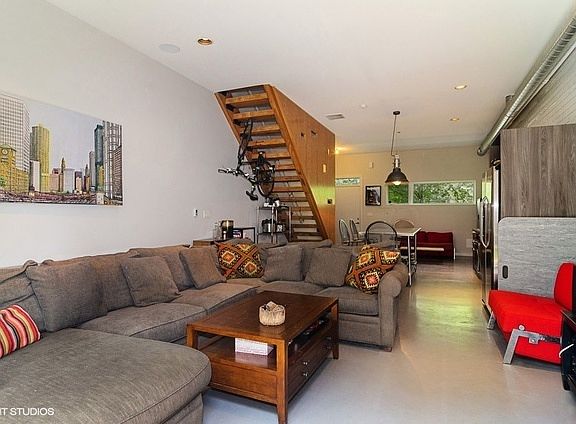 2nd image of 2807 W Shakespeare Ave