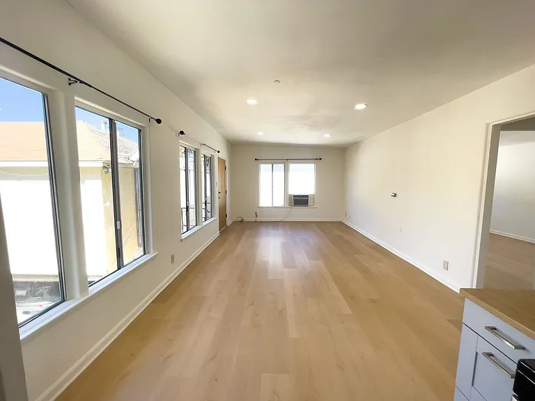 1517 E Maple St — Photo 3