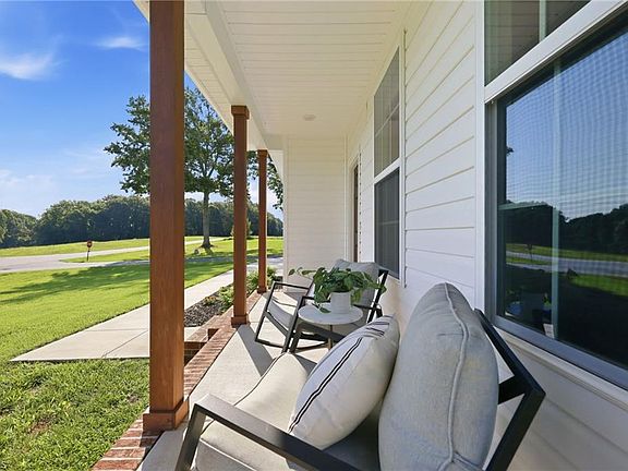4th image of 104 S Hemlock Ln