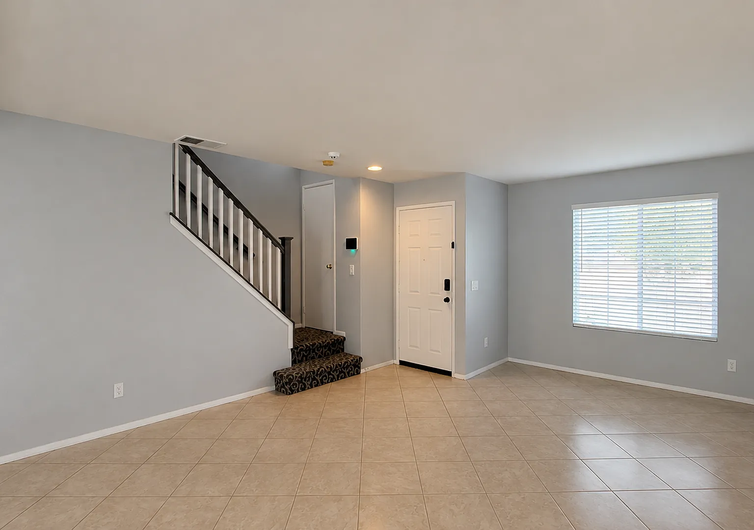 West Lancaster 3 bedroom - Available now! — Photo 3
