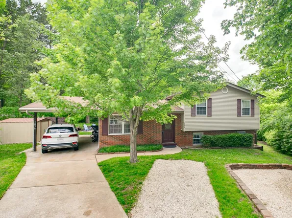 1056 Woodland Trails Dr, Fenton, MO 63026