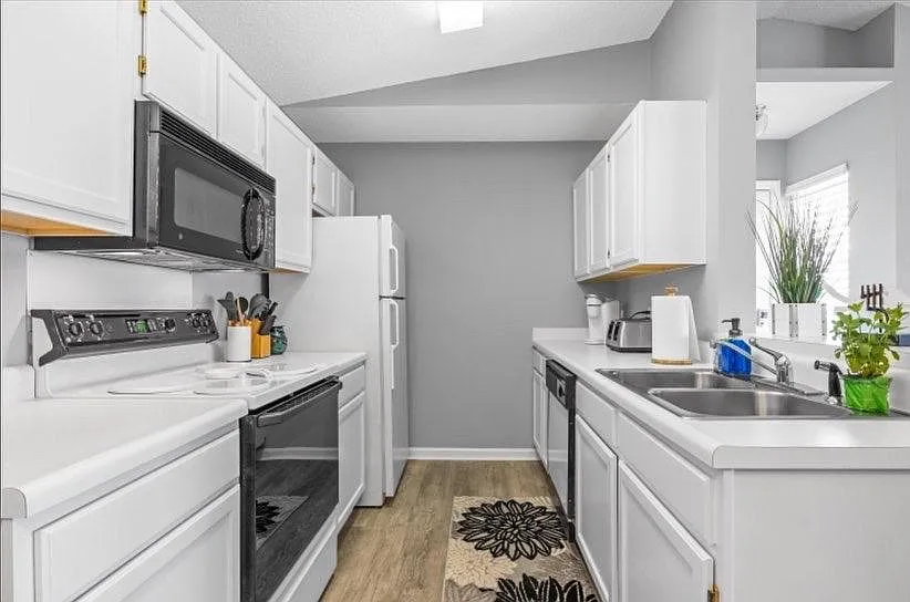 2 bed, 1100 sqft, $2,100 — Photo 3