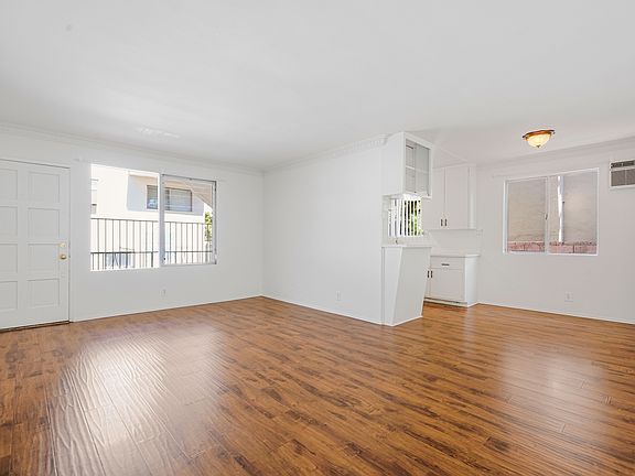 3rd image of 426 S Rexford Dr APT 1