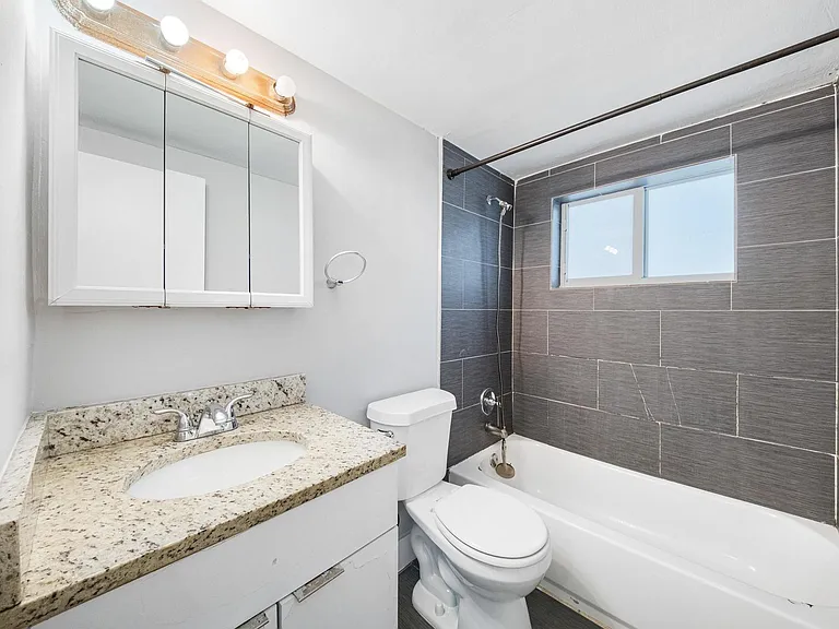 Kenwood Apartments — Photo 13