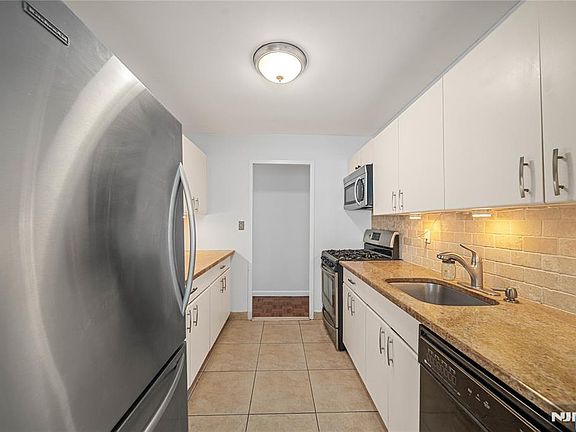 3rd image of 1375 River Rd APT 2B