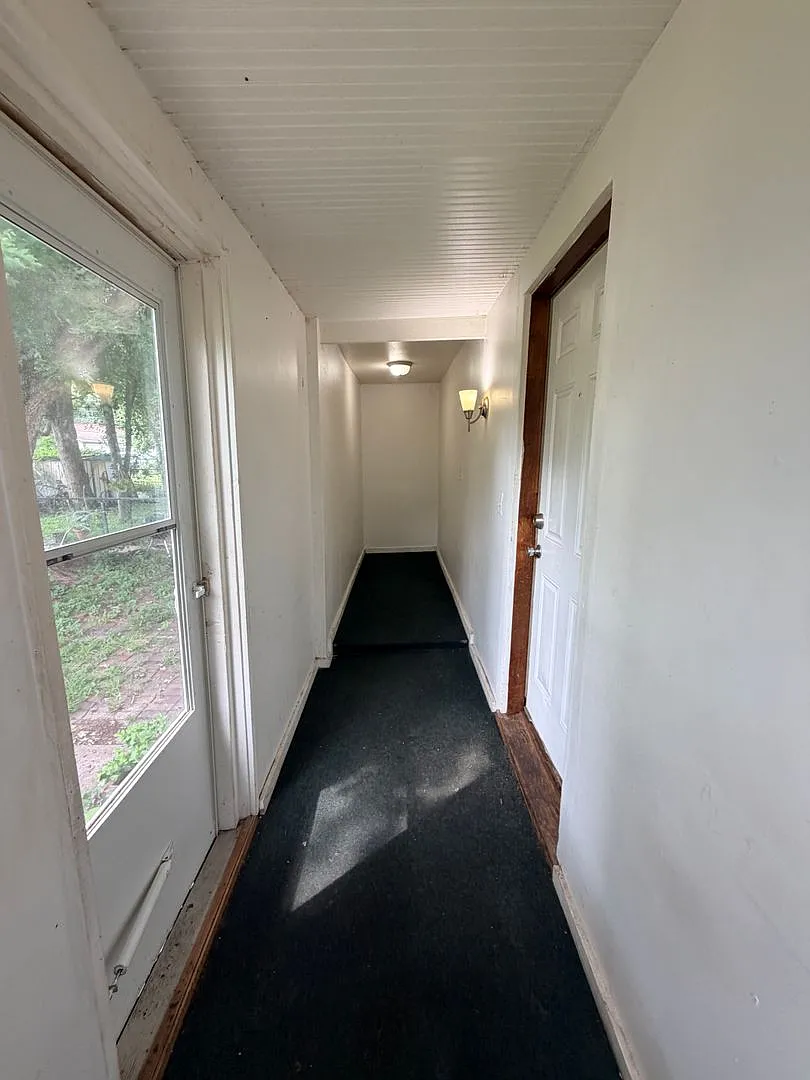 Come check out this spacious 3-bedroom, 1-bathroom home in Moline! — Photo 2