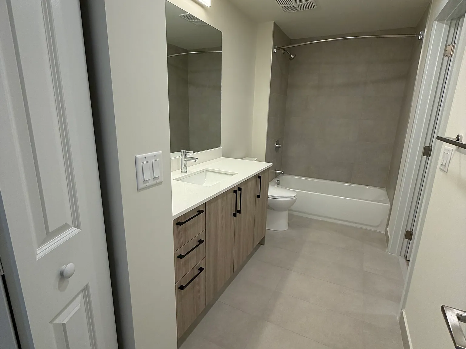 2 bed, 1005 sqft, $2,589 — Photo 4