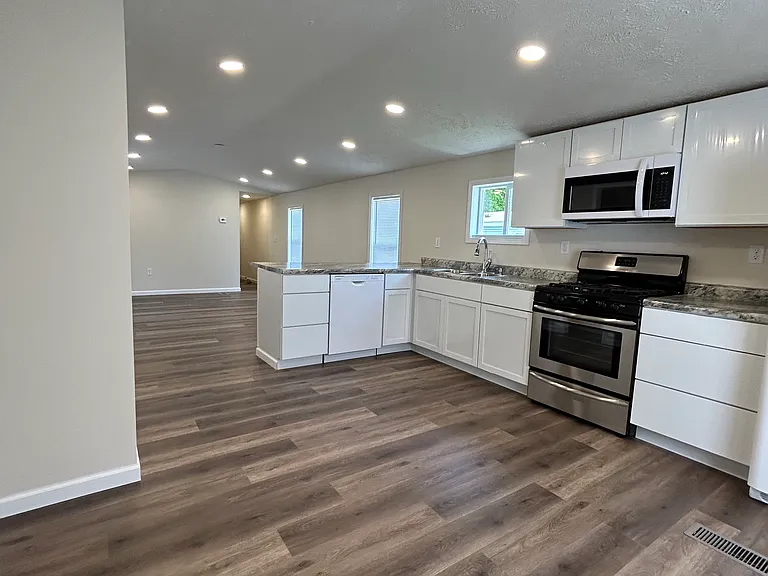 86 Larry Ln — Photo 4