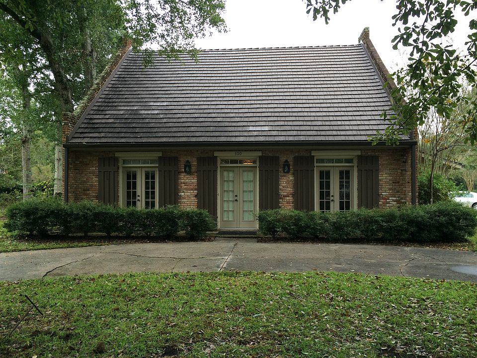 1st image of 300 Oak Alley Dr