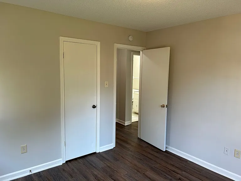 842 Farmington Dr N — Photo 17