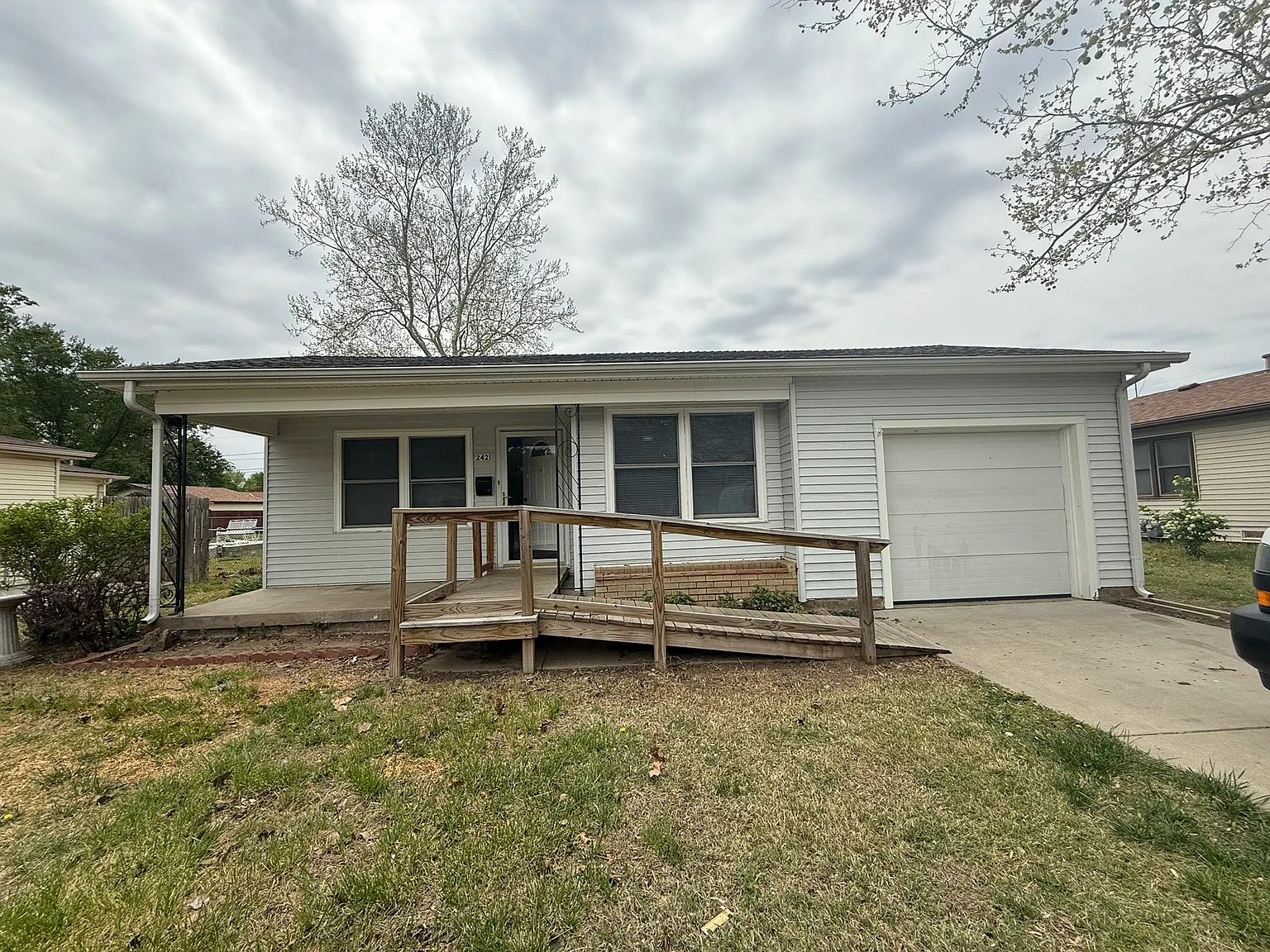 3 bed, 900 sqft, $1,050 — Photo 1