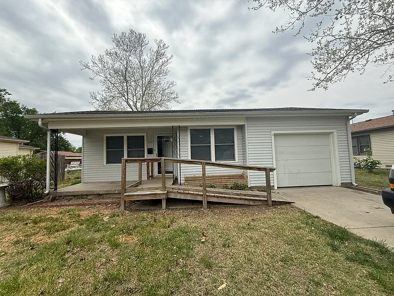 2421 W Lydia Ave — Photo 1