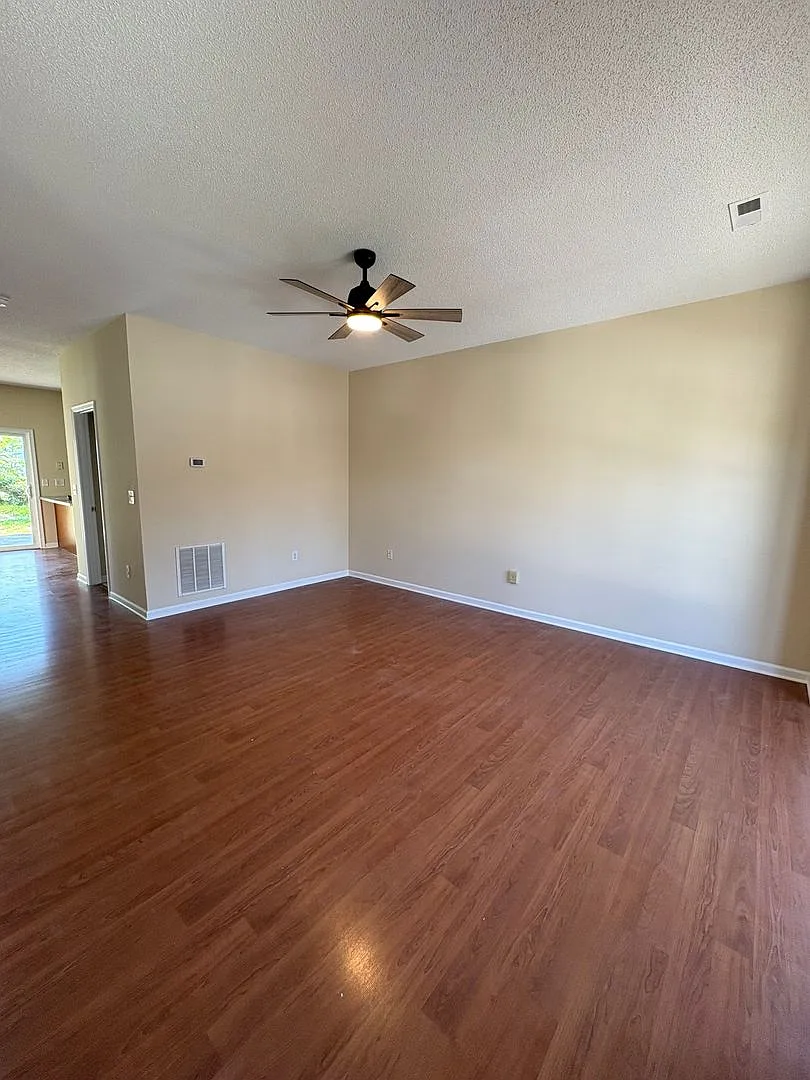 End Unit Townhouse for Rent — Photo 4